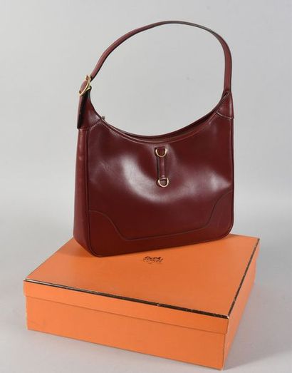 null HERMES, sac bandoulière Trim, en cuir bordeaux, fermeture à mousqueton et boucles...