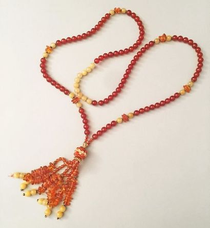 null COLLIER en perles de cornaline, d'agate et d’ambre retenant un pompon assor...