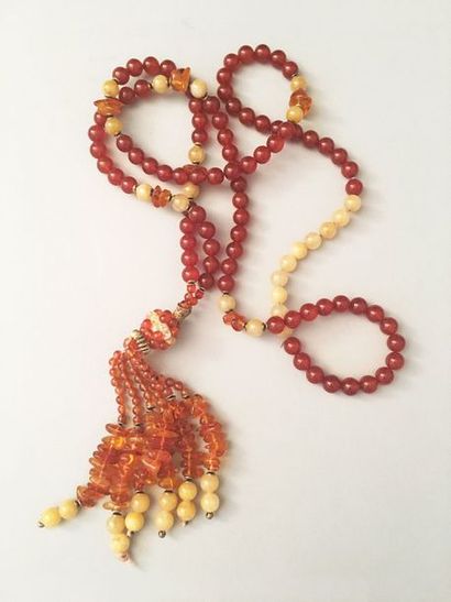 null COLLIER en perles de cornaline, d'agate et d’ambre retenant un pompon assor...