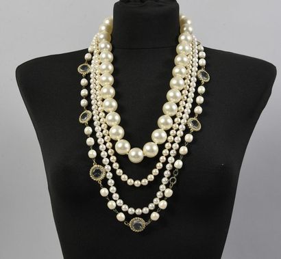 null REUNION DE BIJOUX FANTAISIE comprenant : quatre colliers dont deux en perles...