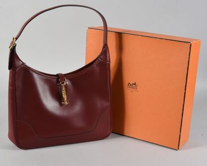 null HERMES, sac bandoulière Trim, en cuir bordeaux, fermeture à mousqueton et boucles...