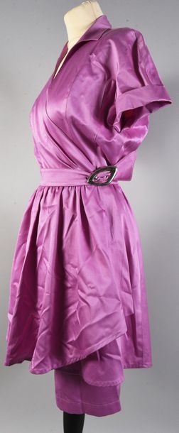 null THIERRY MUGLER, robe de cocktail, robe décolletée en satin rose à manches courtes,...