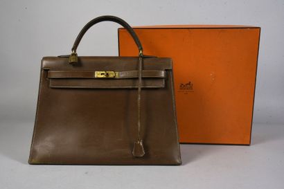 null HERMES, sac Kelly en veau box marron, l’intérieur en cuir à une poche zippée...