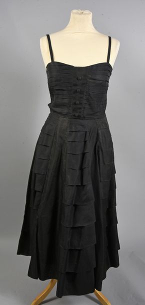 null ROBE DU SOIR, vers 1950, robe bustier en organza noir travaillé en plis religieuses...