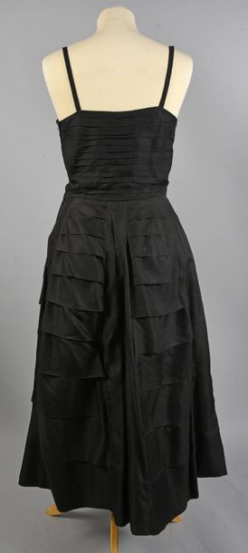 null ROBE DU SOIR, vers 1950, robe bustier en organza noir travaillé en plis religieuses...