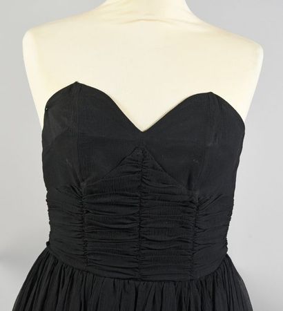 null ROBE DU SOIR, vers 1950, robe en mousseline de soie gaufrée noire, bustier baleiné...