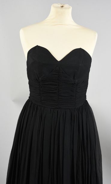 null ROBE DU SOIR, vers 1950, robe en mousseline de soie gaufrée noire, bustier baleiné...