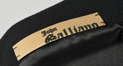 null JOHN GALLIANO, robe du soir en crêpe de laine noir, brettelles et décolleté...