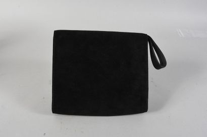 null GUCCI, pochette en veau velours noir, le rabat se glisse sous une boucle en...