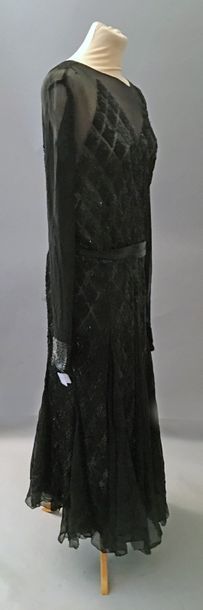null ROBE DU SOIR vers 1920-1925, robe longue asymétrique en crêpe de soie noir à...