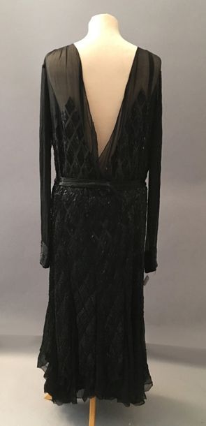 null ROBE DU SOIR vers 1920-1925, robe longue asymétrique en crêpe de soie noir à...