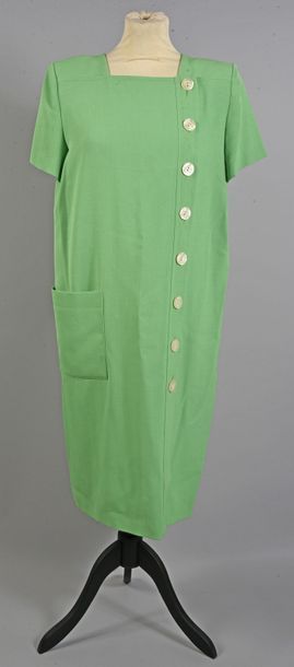 null YVES SAINT LAURENT, robe droite en crêpe de coton vert pomme, manches courtes,...