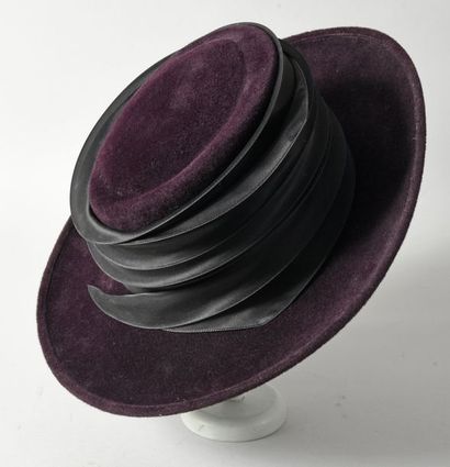 null ELEGANT CHAPEAU griffé Philip Treacy, Londres, chapeau en velours taupé noir...