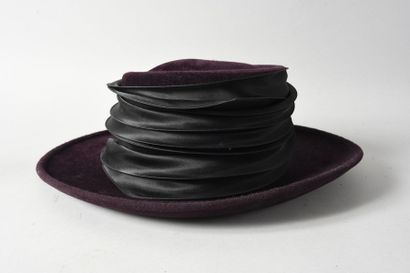 null ELEGANT CHAPEAU griffé Philip Treacy, Londres, chapeau en velours taupé noir...