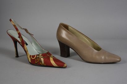 null YVES SAINT LAURENT, deux paires d’escarpins, une paire en cuir noir et rouge,...