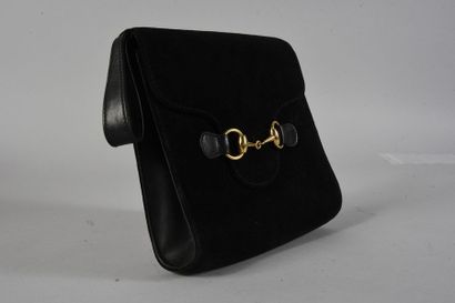 null GUCCI, pochette en veau velours noir, le rabat se glisse sous une boucle en...