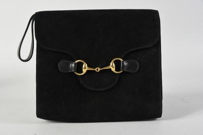 null GUCCI, pochette en veau velours noir, le rabat se glisse sous une boucle en...