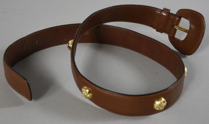 null Salvatore FERRAGAMO, ceinture en cuir havane à clous dorés ornés à motifs d’escarpins,...