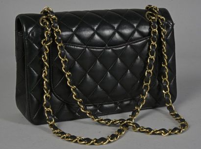 null CHANEL, petit sac classique, en agneau noir matelassé et piqué en losanges,...