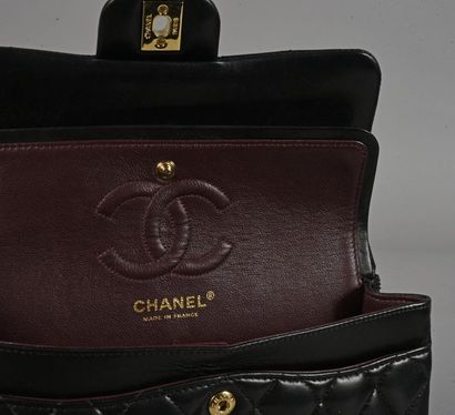 null CHANEL, petit sac classique, en agneau noir matelassé et piqué en losanges,...