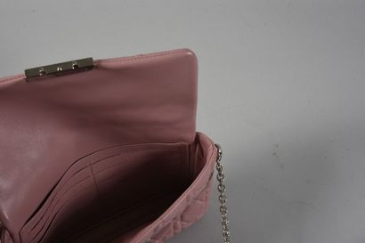 null CHRISTIAN DIOR, pochette en agneau rose matelassé et piqué en trompe-l’œil de...