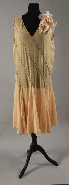 null ROBE DU SOIR, vers 1925, robe sans manches, décolleté en pointe, en crêpe de...