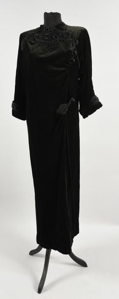 null ROBE HABILLEE, vers 1935-1940, robe longue en velours de soie très sombre à...