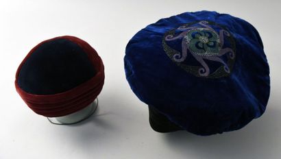 null Chapeau de dame, vers 1920-1925, large béret en velours de soie bleu roi, le...