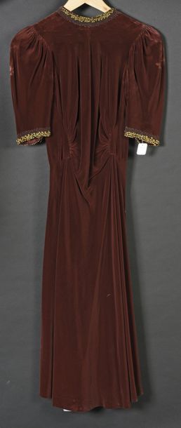 null ROBE HABILLEE, vers 1935-1940, en velours de coton chocolat, col rond et manches...