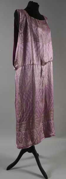 null ROBE DU SOIR, vers 1920-1925, robe droite sans manches, légèrement blousante...