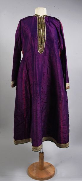 null ROBE, Kaboul, Afghanistan, robe de coupe caftan en taffetas de soie violet et...