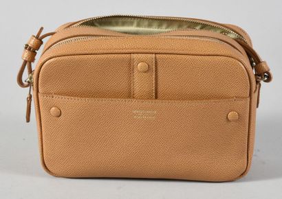 null GIORGIO ARMANI, sac à bandoulière en veau grainé havane ; deux pochettes intérieures...