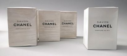 null Chanel – « N°5 » - (années 1950) Lot de 4 savons parfumés emballés dans leur...