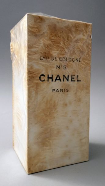 null Chanel – « N°5 » - (années 1950) 1 flacon d’eau de cologne scellé et emballé...