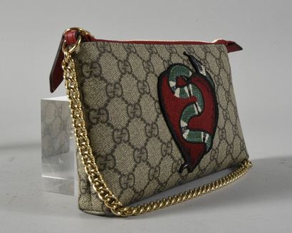 null GUCCI, pochette en toile enduite imprimée d’un réseau losangé timbré du sigle...