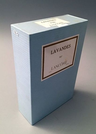 null Lancôme – « Lavandes » - (années 1950) 1 flacon d’un litre d’eau de lavandes...