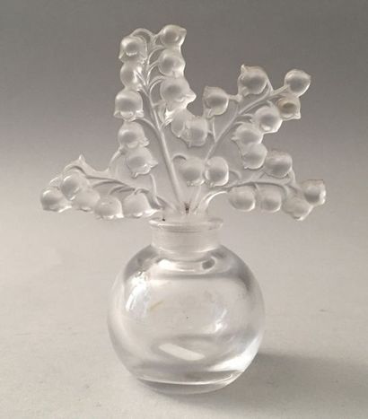 null Lalique France – (années 1980) Flacon à parfum en cristal incolore coiffé de...