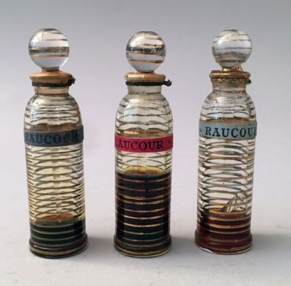 null Raucour – (années 1950) Lot de 3 flacons testeurs en verre à décor rainuré or,...