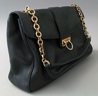 null FERRAGAMO, sac en cuir noir, bandoulière en métal doré et cuir, intérieur à...