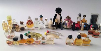 null Divers Parfumeurs – (années 1980) Fort lot de 120 diminutifs parfums des maisons...