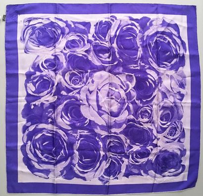 null Nina Ricci – (années 1950) Rare carré de soie roulottée bleu illustré de roses...