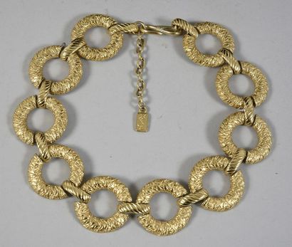 null Yves SAINT-LAURENT

Collier articulé en métal doré, alternance de maillons cordés...