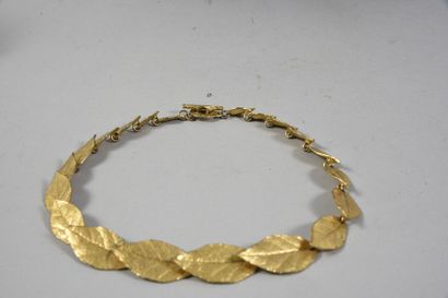 null Collier articulé en métal doré, décor d’une ligne de feuilles de lauriers finement...