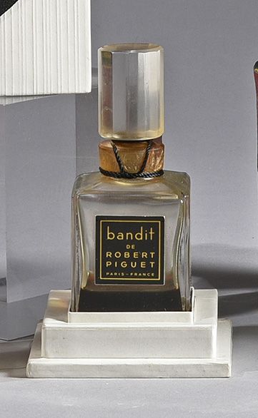 null Robert Piguet - " Bandit " - (1944) Flacon en verre incolore pressé moulé de...