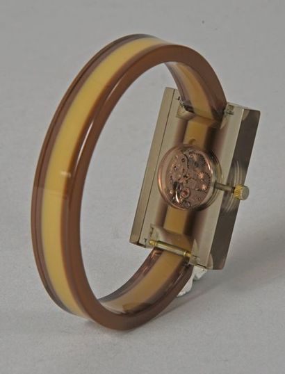 null GUCCI, montre bracelet de dame vers 1970-1980, en plexiglass à l’imitation du...