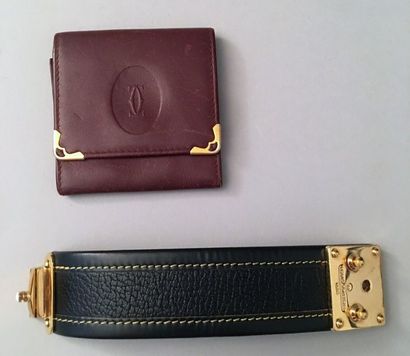 null Louis VUITTON, bracelet manchette, en cuir noir, important fermoir en métal...