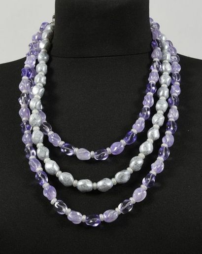 null Important collier, à 3  rangs de perles moulées en verre et résine mauve, violette...