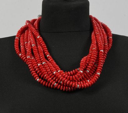 null GIORGIO ARMANI, collier, à huit rangs de perles de verre rouge de section carrée...