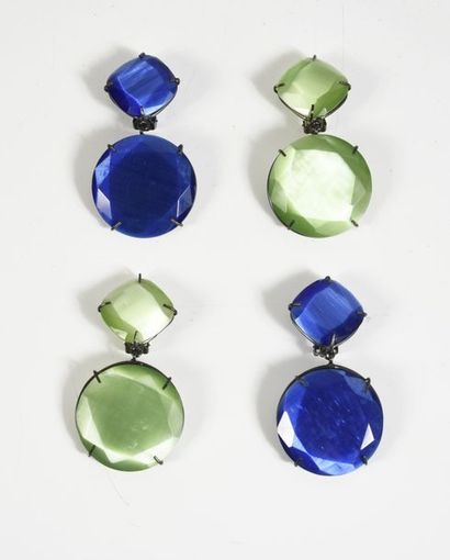 null ARMANI, deux paires de clips pendants ornés de pierres facettées; l’une bleue...