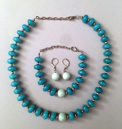 null PARURE, collier, bracelet et pendants d'oreilles, composées de perles aplatis...